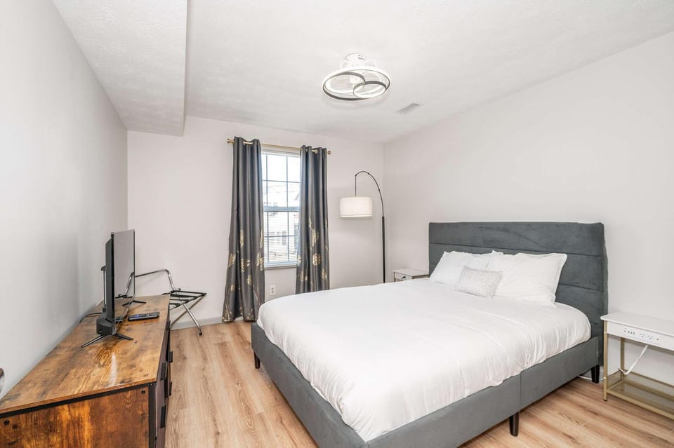 Arkstone Retreat 1 - Chic Downtown Escape House in Williamstown