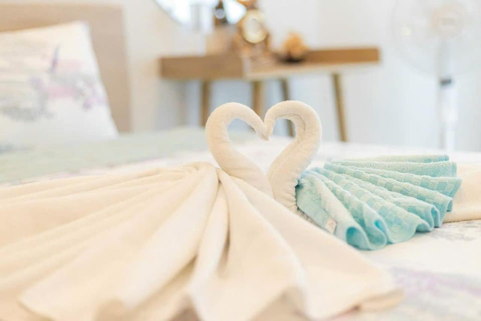 Bed, Photo of the whole room, Bedroom, towels