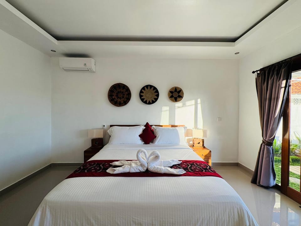 Bed, Photo of the whole room, Bedroom, towels, air conditioner