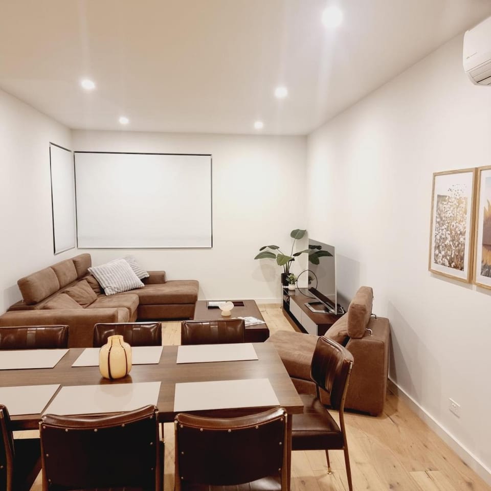 Cosy and comfortable family home across the lake House in Williamstown