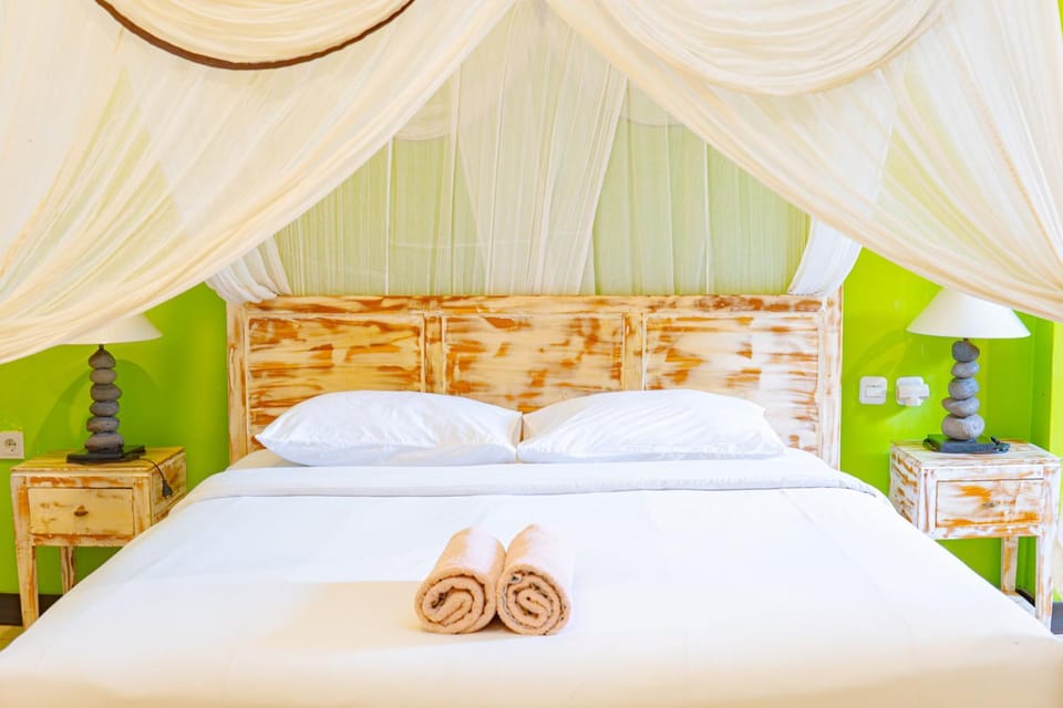 Photo of the whole room, Bedroom