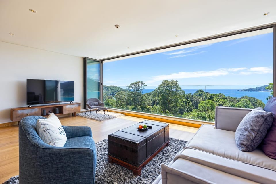 Communal lounge/ TV room, Day, TV and multimedia, View (from property/room), Balcony/Terrace, Living room, Seating area, Sea view