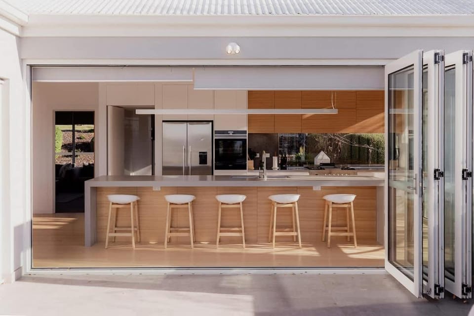 Beachfront Estate with Tennis Court House in Tasmania