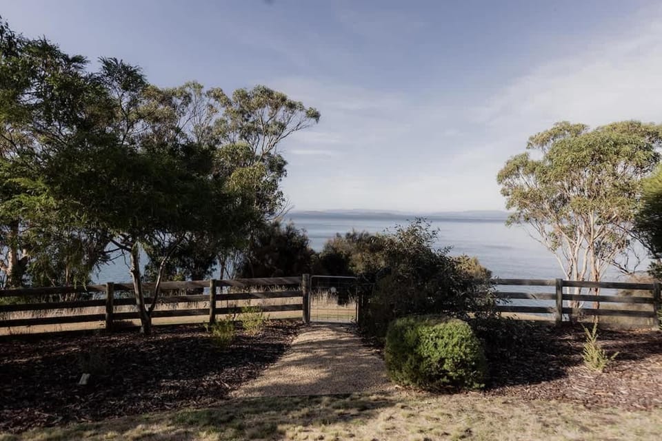 Beachfront Estate with Tennis Court House in Tasmania