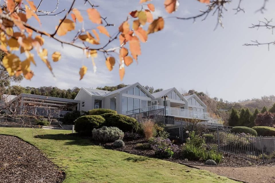 Beachfront Estate with Tennis Court House in Tasmania