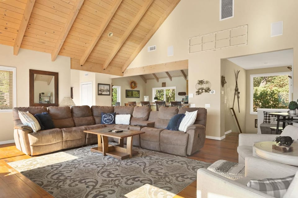 Bearfoot Lodge near Hiking & Skiing House in Lake Arrowhead