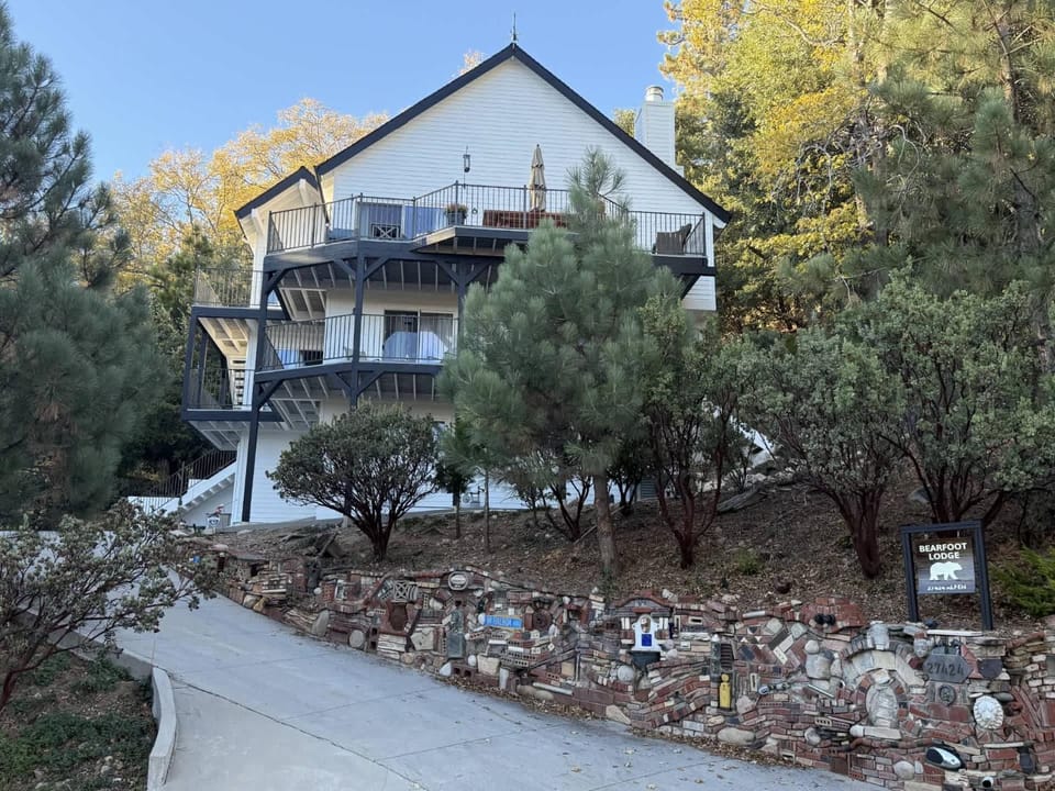 Bearfoot Lodge near Hiking & Skiing House in Lake Arrowhead