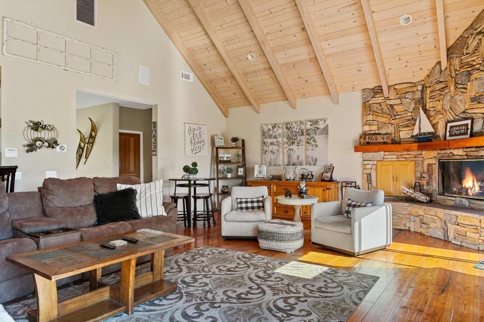 Bearfoot Lodge near Hiking & Skiing House in Lake Arrowhead