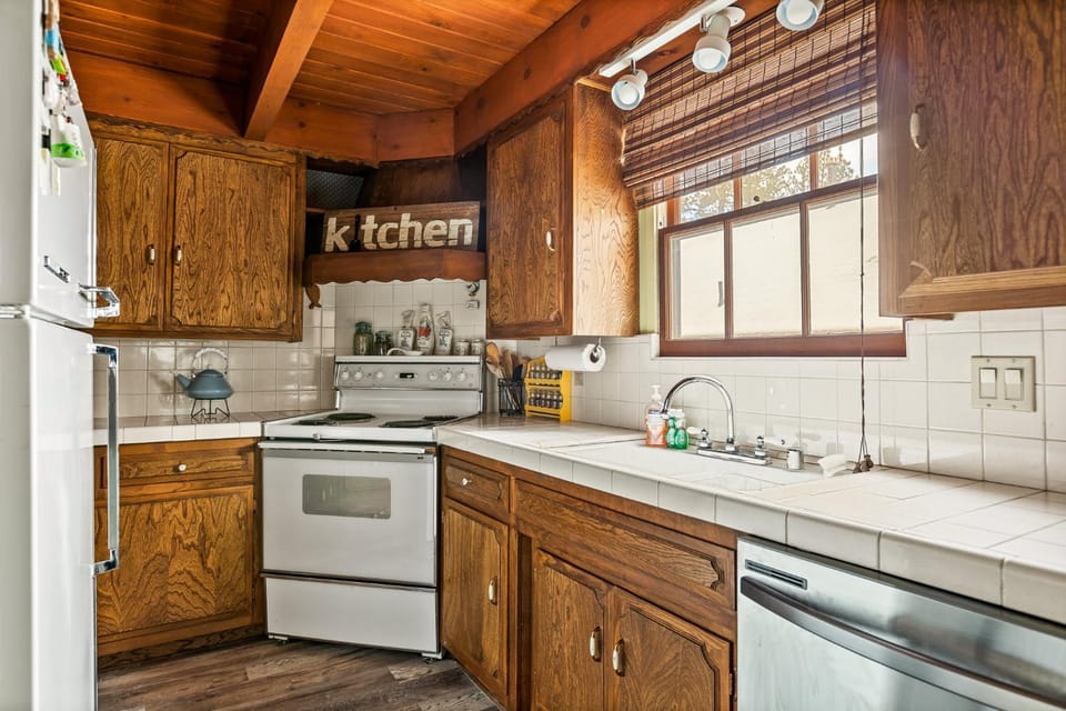 Happy Bear Cabin - Hike Bike & More Cabin in Big Bear