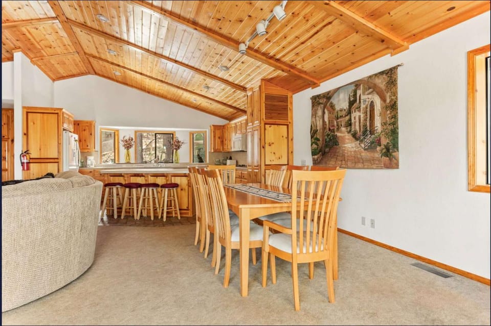 Hunter's Retreat in Upper Moonridge Near Bear Mountain House in Big Bear