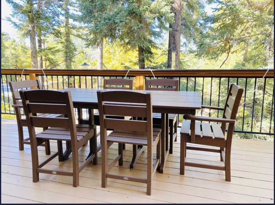 Hunter's Retreat in Upper Moonridge Near Bear Mountain House in Big Bear