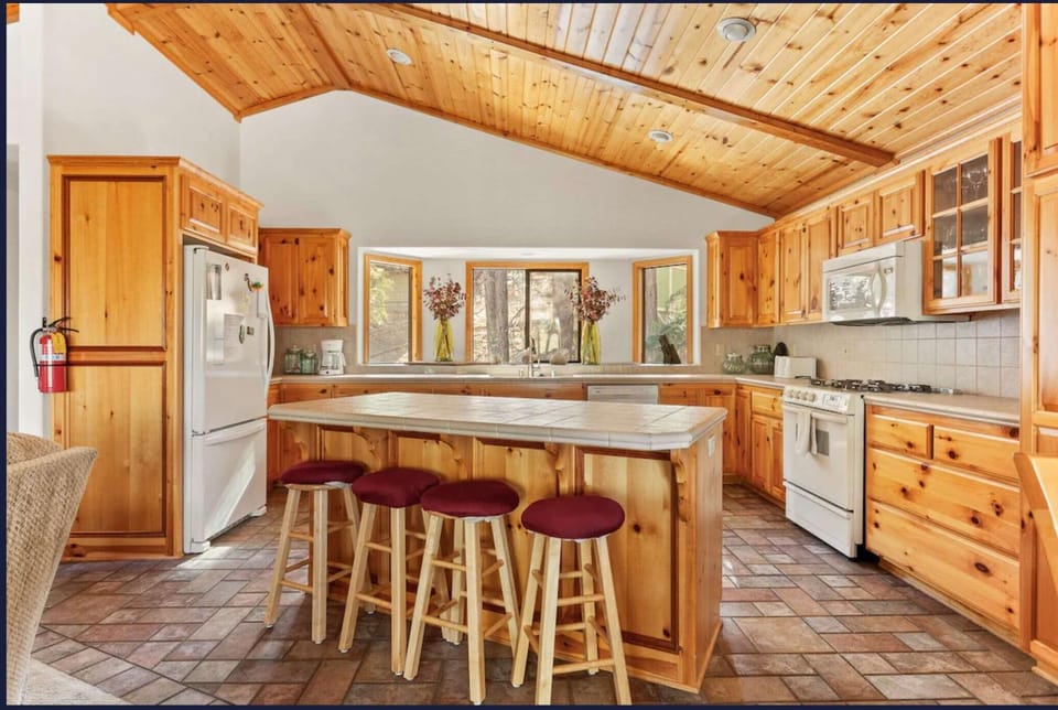 Hunter's Retreat in Upper Moonridge Near Bear Mountain House in Big Bear