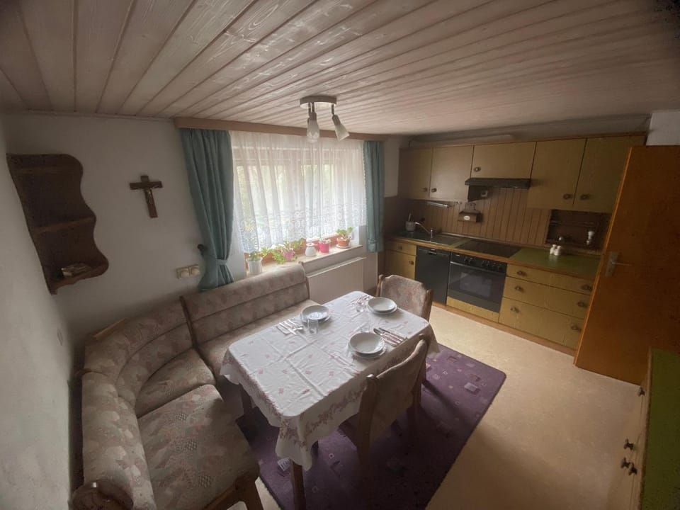 Kitchen or kitchenette, Seating area, Dining area