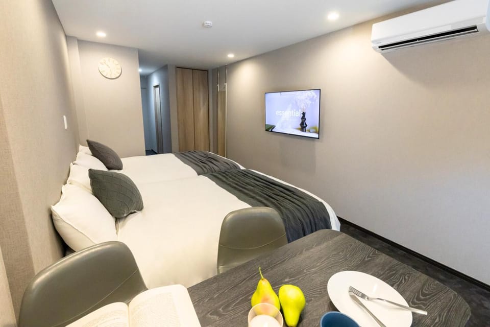 TV and multimedia, Living room, Seating area, air conditioner