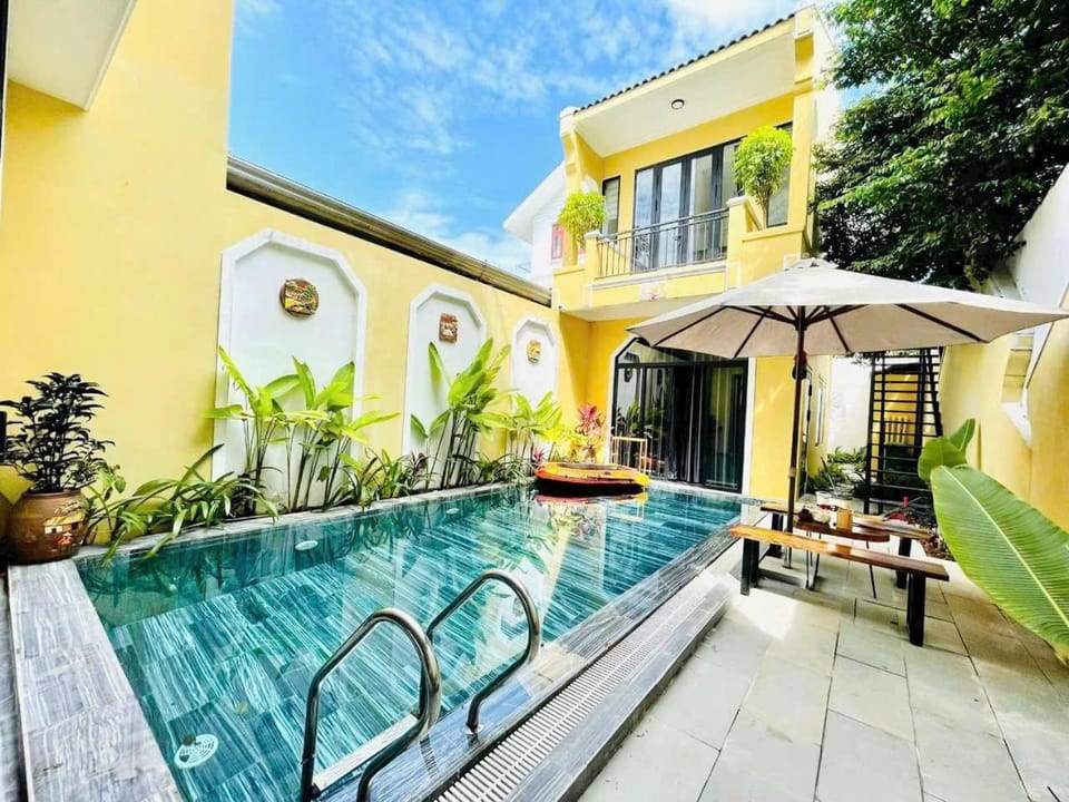 Property building, Patio, Day, Garden view, Pool view, Swimming pool, sunbed