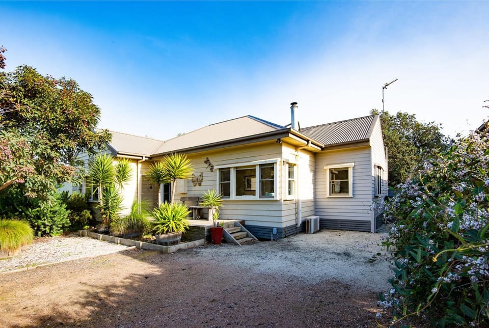Property building, Day, Garden, Garden view