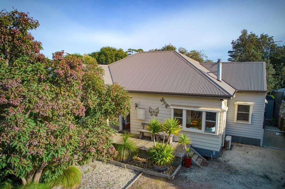 Property building, Day, Garden, Garden view