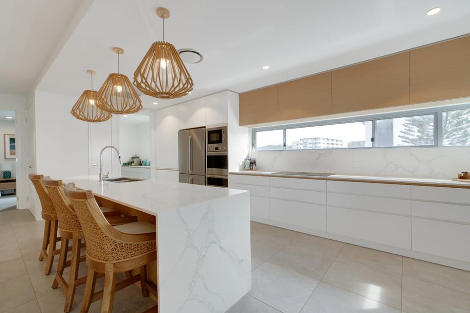 Kitchen or kitchenette, minibar