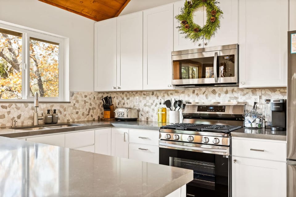 The Fancy Fox - Stunning 4 BR Retreat Close to Lake House in Lake Arrowhead