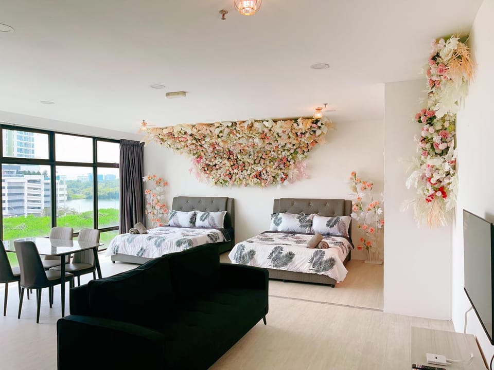 Bed, Living room, Photo of the whole room, Seating area, Bedroom