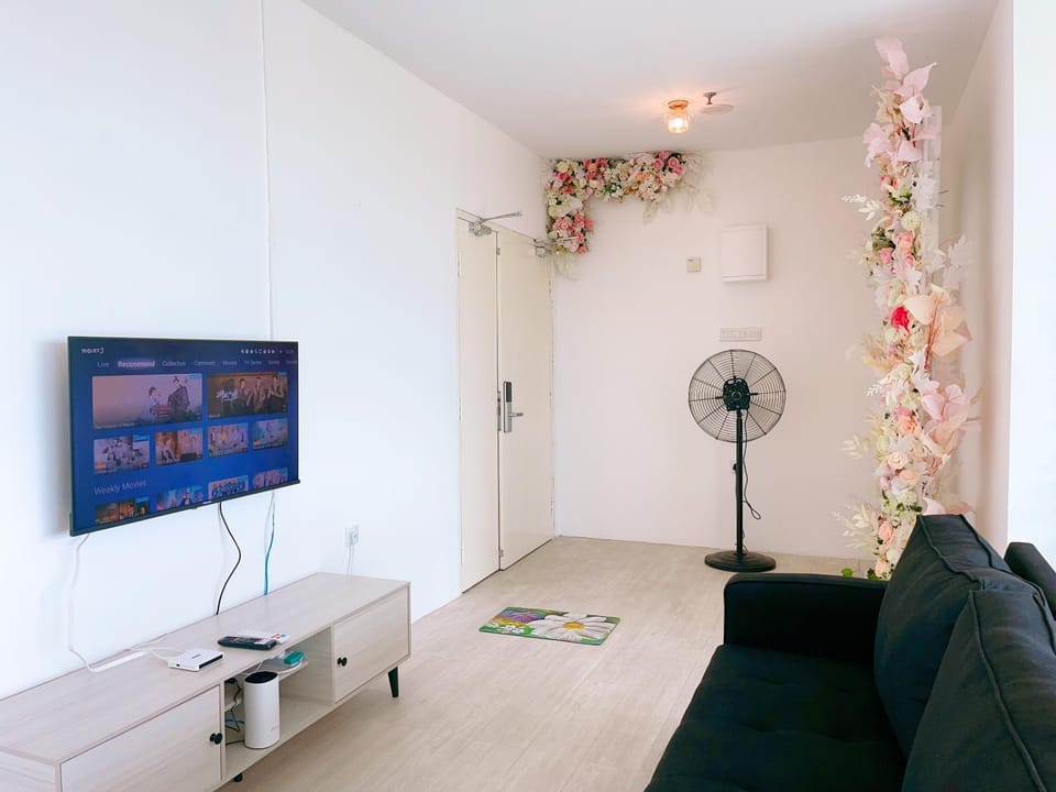 TV and multimedia, Living room, Seating area, Evening entertainment