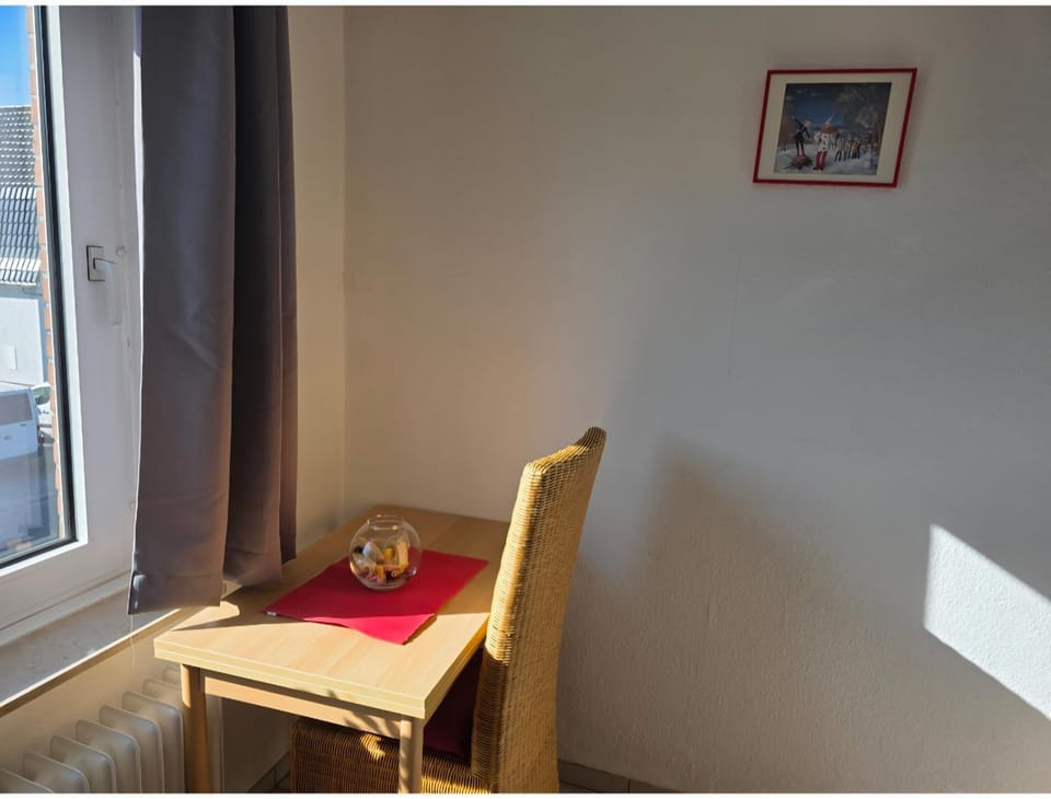 Ein bequemes Zimmer in einer ruhigen Umgebung Näher Zentrum mit gemeinsam genutzte Bad und Küchengeräte Vacation rental in Kleve