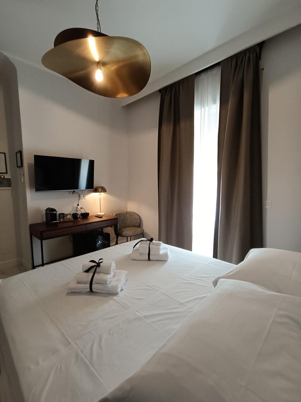 Bed, TV and multimedia, Photo of the whole room, Bedroom
