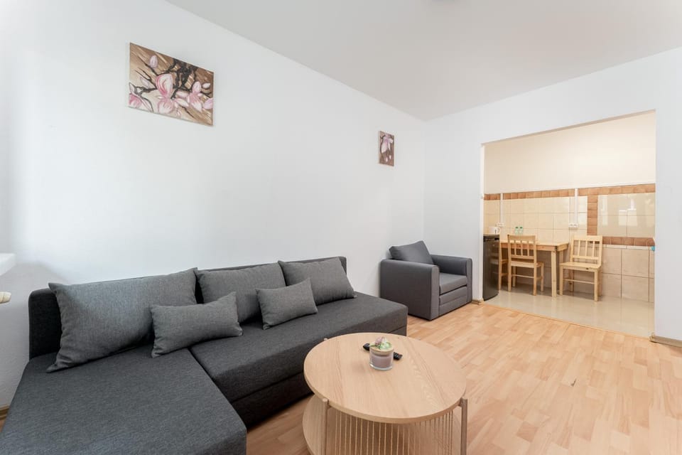 Kitchen or kitchenette, Seating area