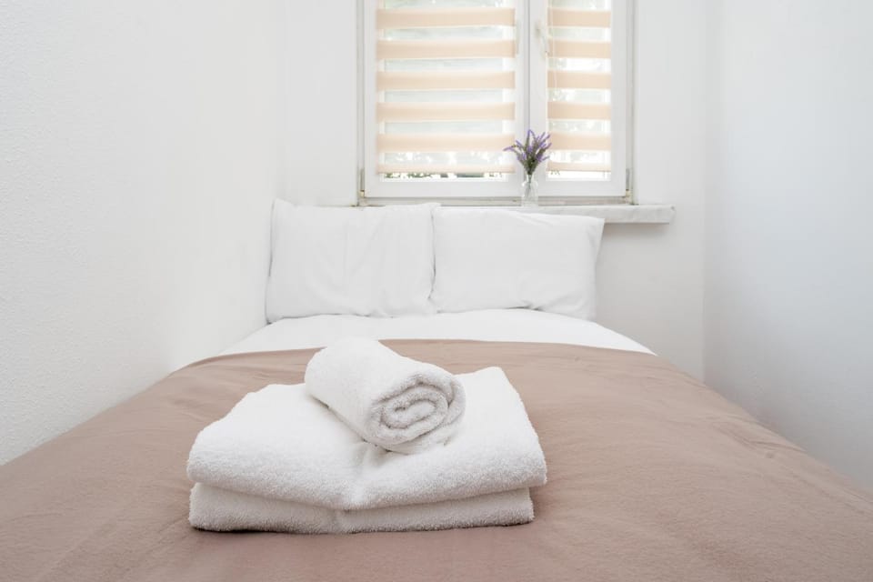 Bed, Photo of the whole room, towels