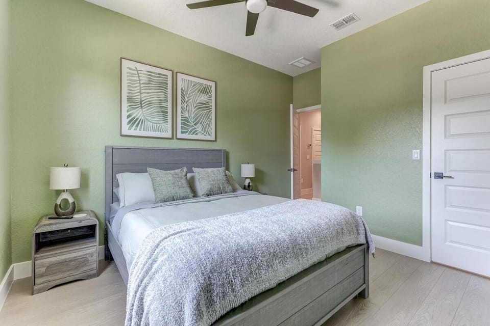 4 Bedroom House West Tampa Sleeps 12 Private Backyard Near Midtown and Downtown Pet Friendly House in Tampa
