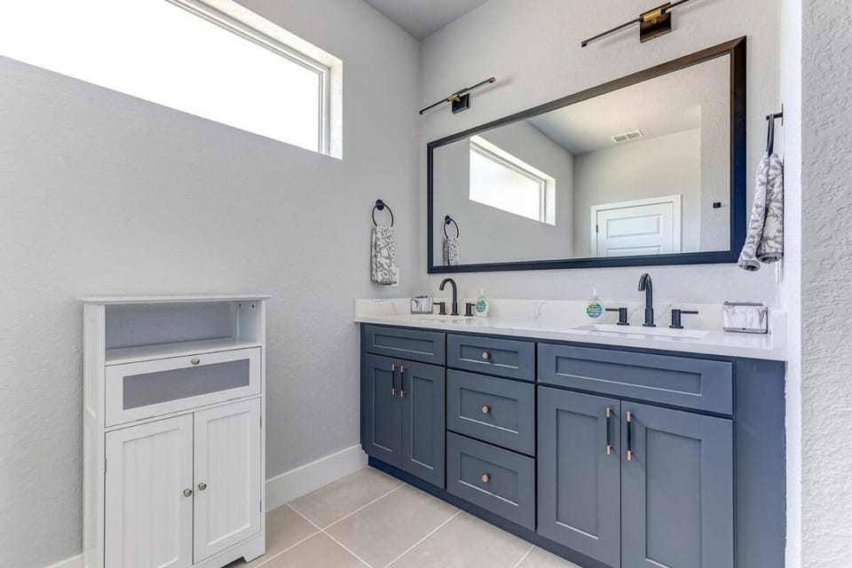4 Bedroom House West Tampa Sleeps 12 Private Backyard Near Midtown and Downtown Pet Friendly House in Tampa