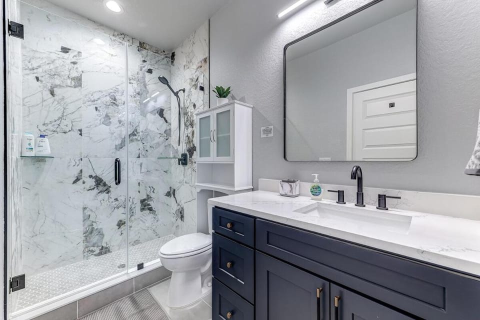 4 Bedroom House West Tampa Sleeps 12 Private Backyard Near Midtown and Downtown Pet Friendly House in Tampa