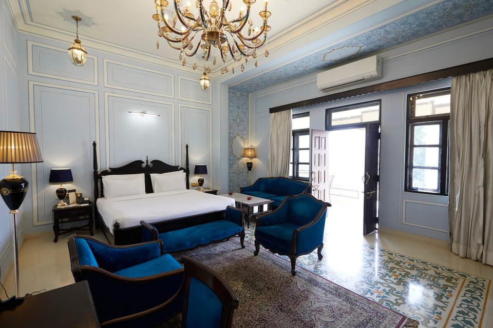Photo of the whole room, Decorative detail