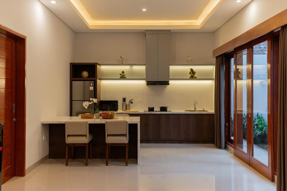 Kitchen or kitchenette, Dining area