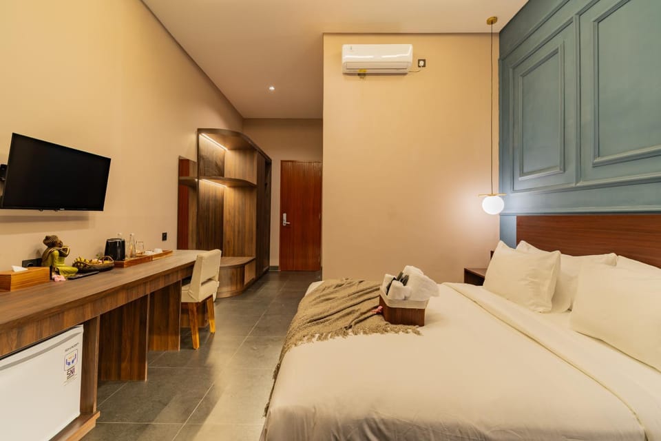 Bed, TV and multimedia, Dining area, Bedroom, minibar, towels, wardrobe, air conditioner