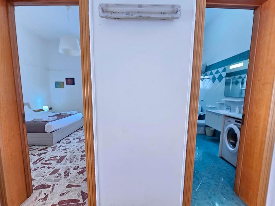 Bedroom, washing machine