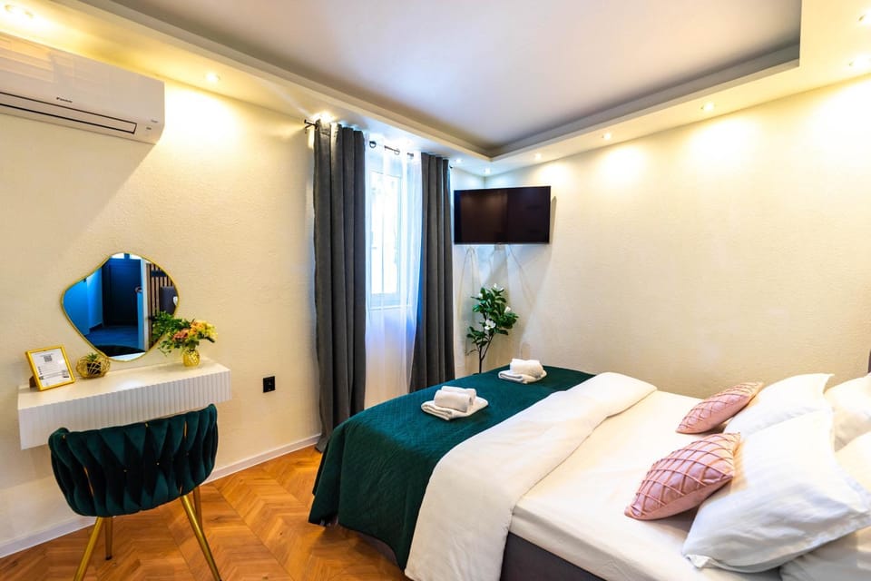 Bed, TV and multimedia, Bedroom, towels