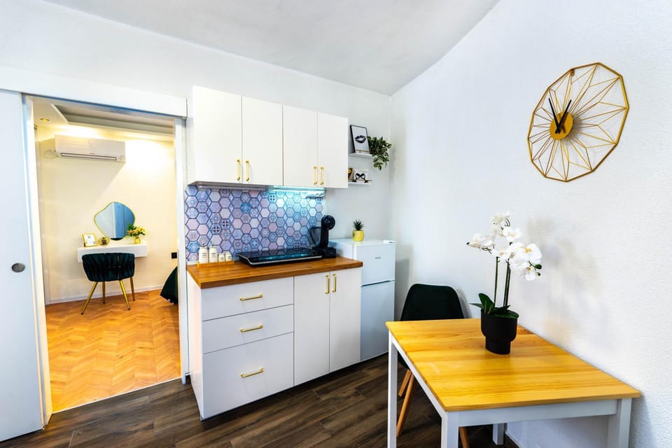 Kitchen or kitchenette, Dining area, stove
