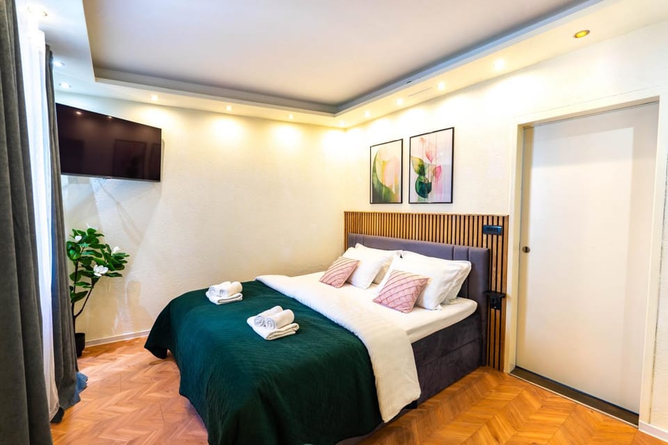 Bed, TV and multimedia, Bedroom, towels