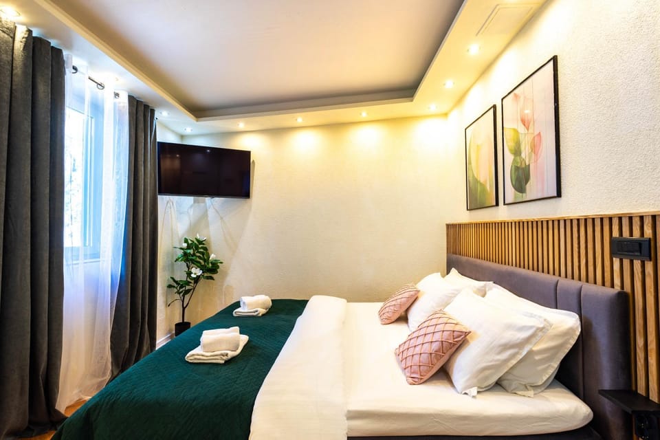 Bed, TV and multimedia, Bedroom, towels