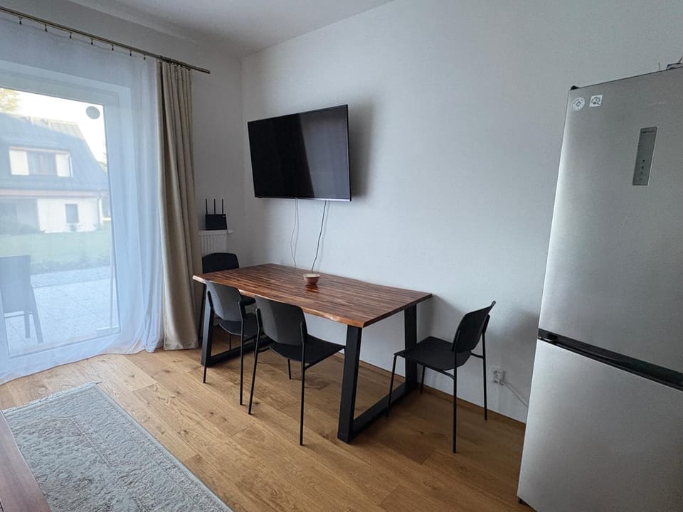 TV and multimedia, Seating area, Dining area
