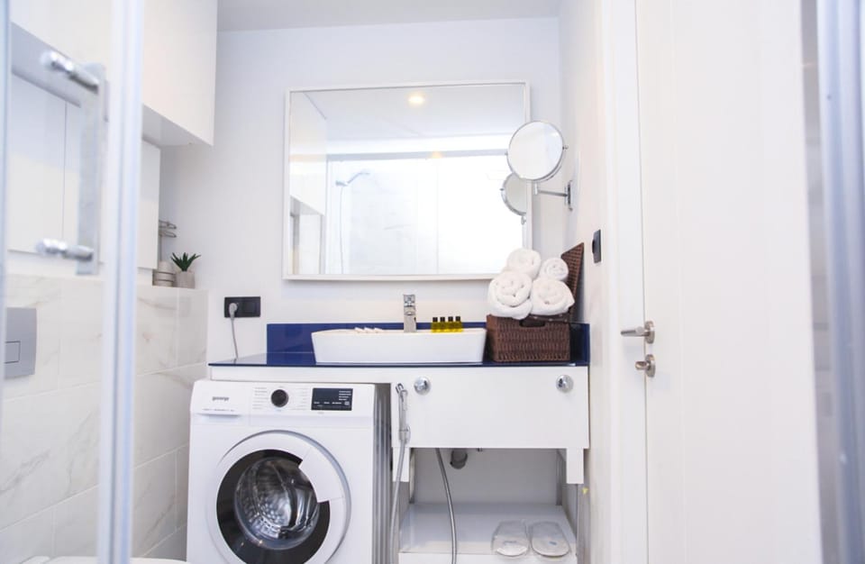 Bathroom, Kitchen or kitchenette, towels, washing machine, dryer
