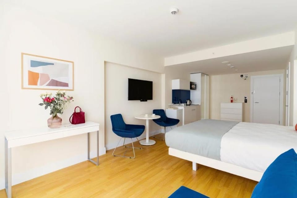Communal lounge/ TV room, Bed, TV and multimedia, Living room, Photo of the whole room, Seating area, Evening entertainment, Bedroom, hair dresser