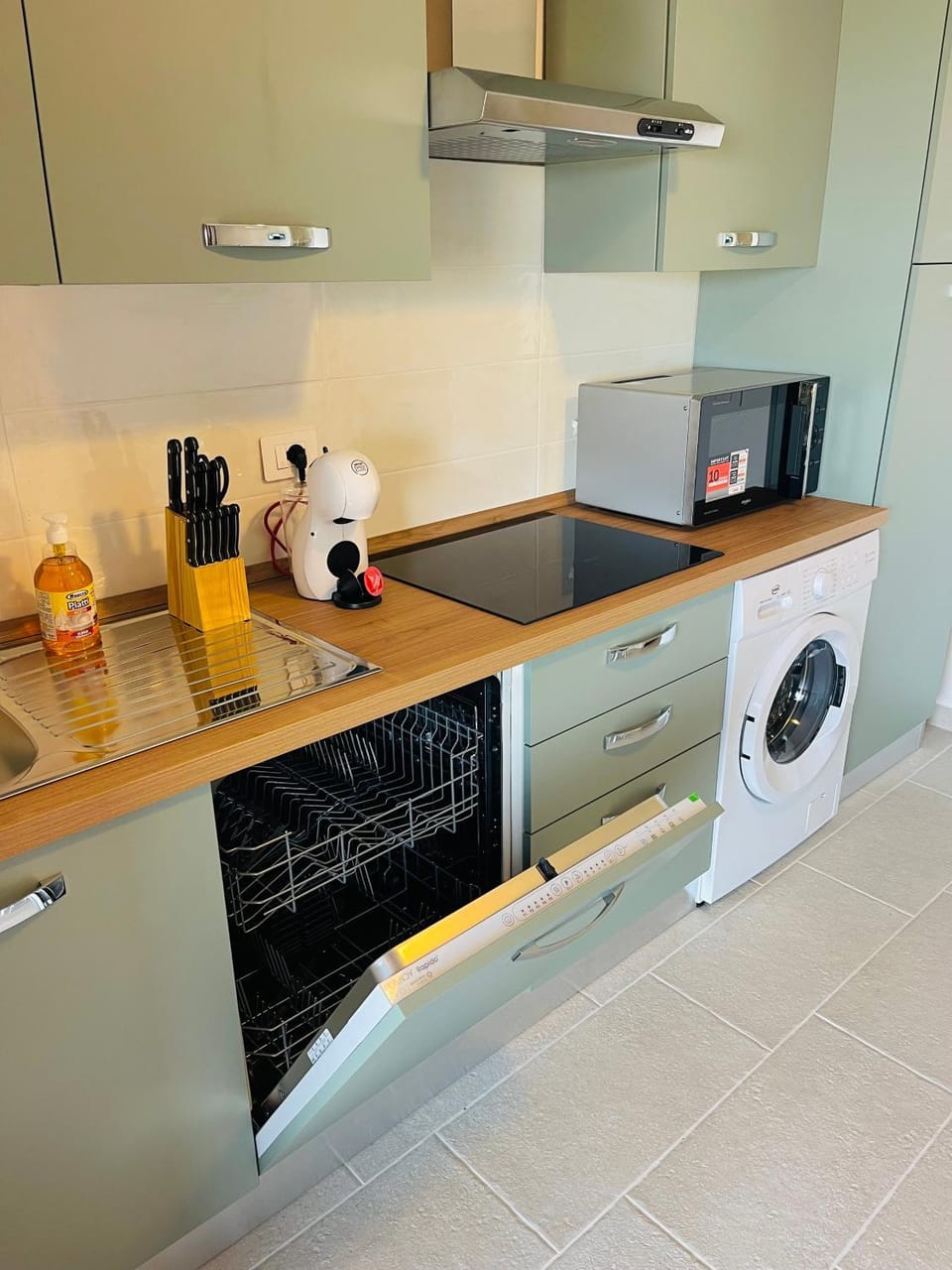 Coffee/tea facilities, Kitchen or kitchenette, dishwasher, stove, washing machine