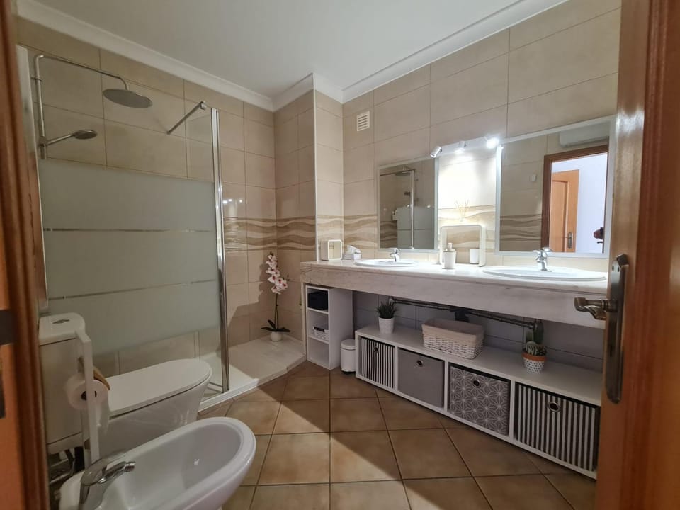 Shower, Toilet, towels