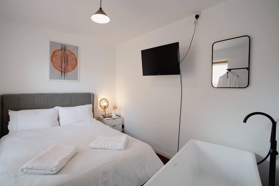 Bed, TV and multimedia, Photo of the whole room, Bedroom, towels