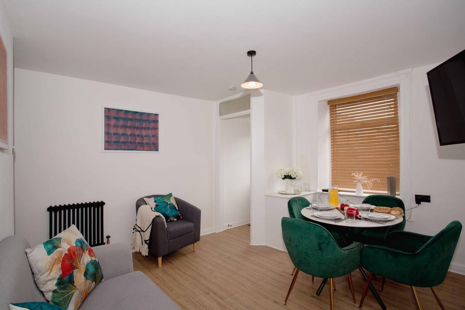 TV and multimedia, Living room, Seating area, Dining area