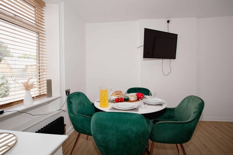 TV and multimedia, Living room, Seating area, Dining area