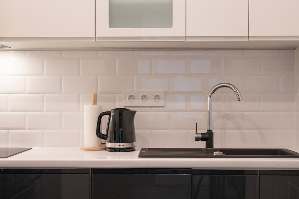 Coffee/tea facilities, Kitchen or kitchenette, stove
