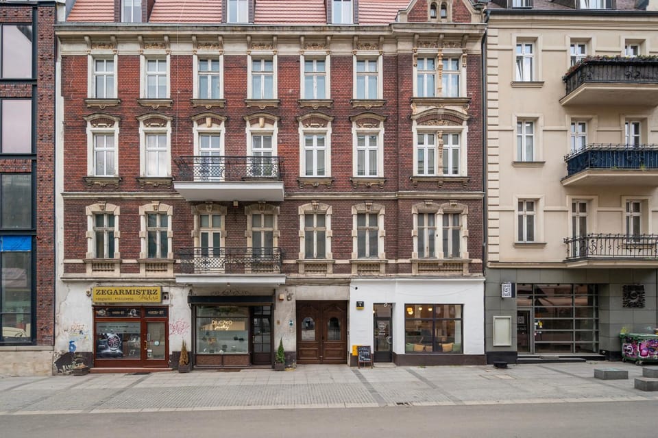 Property building, Neighbourhood, Location